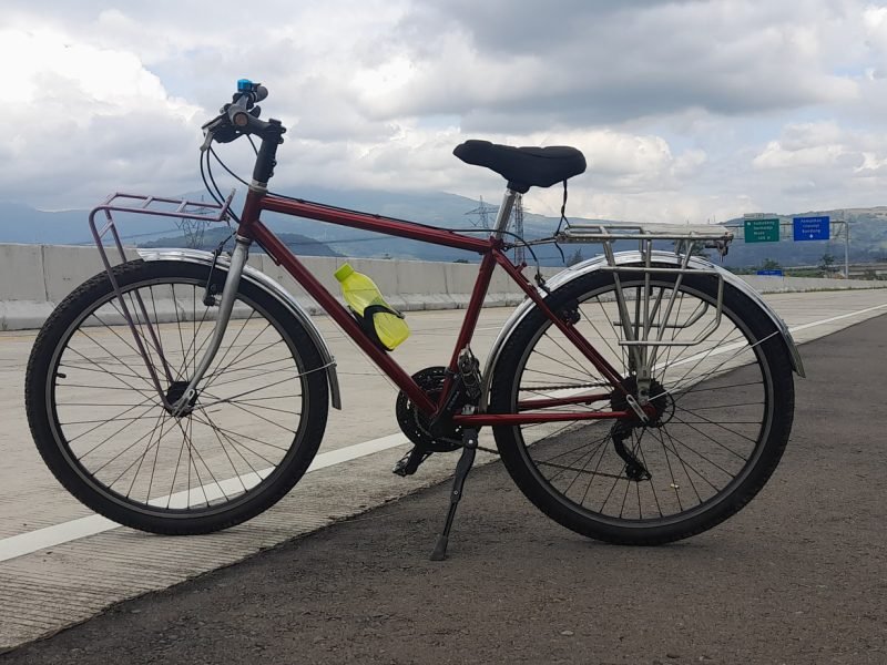 Medellín Bike Tour: Explore the City with Colombian Drinks & Snacks