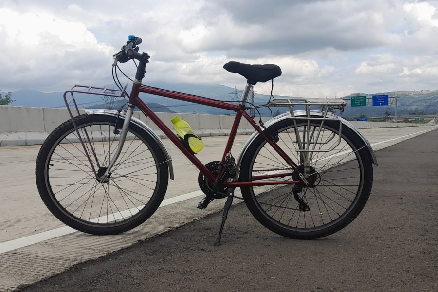 Medellín Bike Tour: Explore the City with Colombian Drinks & Snacks