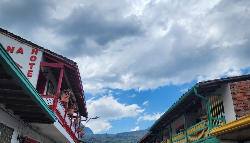 jardin-colombia-colorful-balcony-andean-mountains.jpg`